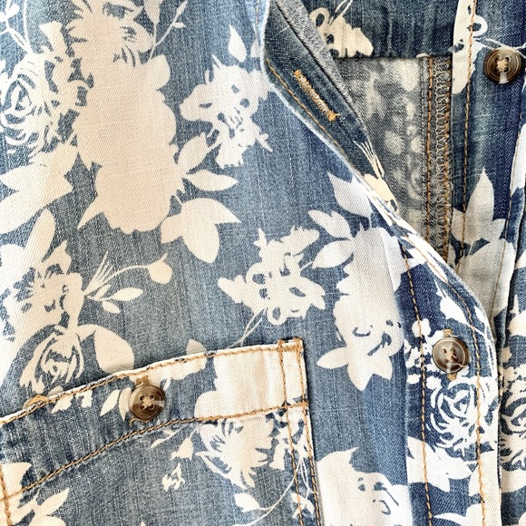 Chambray Jean Top w White Flowered Pattern - Picture 3 of 5